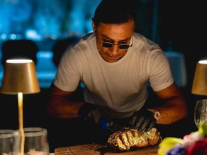 Salt Bae Dikritik Usai Jadi Chef di Pesta BBQ Penyanyi Legendaris