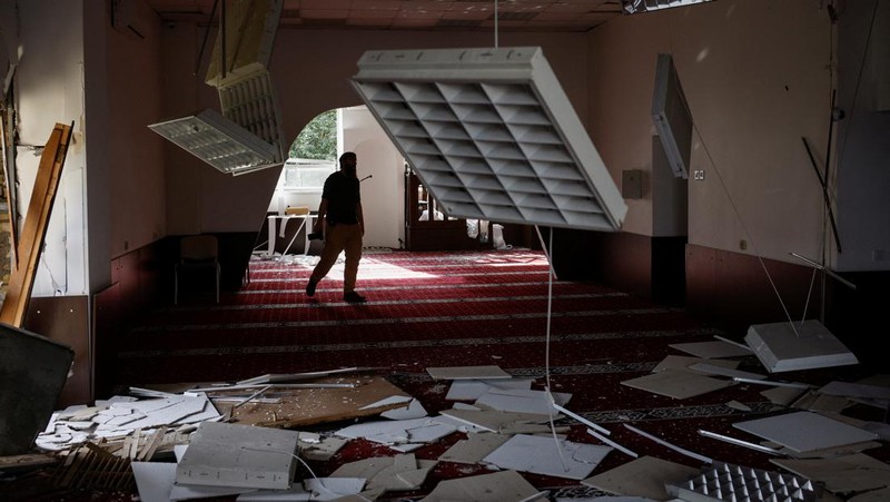 Anggota komunitas Muslim memeriksa kerusakan di masjid Asosiasi Muslim Ukraina, akibat serangan rudal Rusia yang menghancurkan bangunan di sebelahnya, di tengah konflik Rusia-Ukraina, di Kyiv, Ukraina, 2 September 2024. (REUTERS/Thomas Peter)