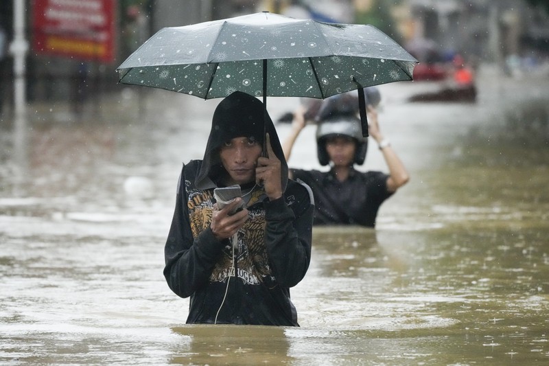 Seorang warga mengendarai kulkas tua melewati jalan yang banjir akibat hujan lebat akibat Badai Tropis Yagi, yang secara lokal disebut Enteng, pada hari Senin, 2 September 2024, di Cainta, provinsi Rizal, Filipina. Seorang warga mengendarai kulkas tua melewati jalan yang banjir akibat hujan lebat akibat Badai Tropis Yagi, yang secara lokal disebut Enteng, pada hari Senin, 2 September 2024, di Cainta, provinsi Rizal, Filipina. (AP Photo/Aaron Favila)