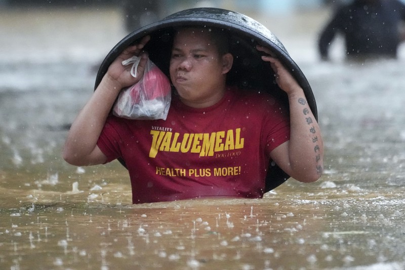 Seorang warga mengendarai kulkas tua melewati jalan yang banjir akibat hujan lebat akibat Badai Tropis Yagi, yang secara lokal disebut Enteng, pada hari Senin, 2 September 2024, di Cainta, provinsi Rizal, Filipina. Seorang warga mengendarai kulkas tua melewati jalan yang banjir akibat hujan lebat akibat Badai Tropis Yagi, yang secara lokal disebut Enteng, pada hari Senin, 2 September 2024, di Cainta, provinsi Rizal, Filipina. (AP Photo/Aaron Favila)