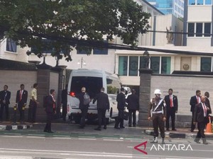 Paus Fransiskus Lambaikan Tangan di Bundaran HI, Disambut Warga di Kedubes