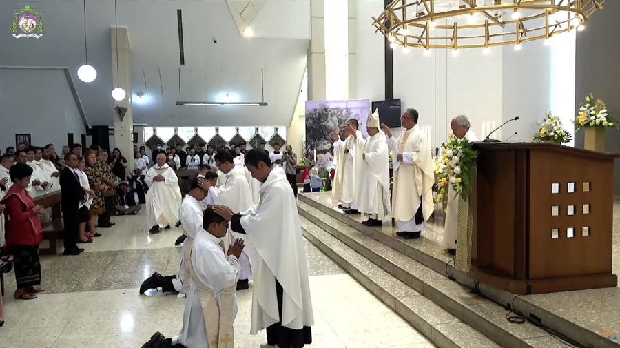 Tahbisan Imam Keuskupan Bandung & Ordo Salib Suci di Gereja HTBSPM Buah Batu Bandung, (8/9/2023). (Tangkapan Layar Youtube Komsos Keuskupan Bandung)
