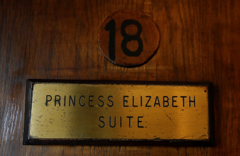 Treetops Hotel di Taman Nasional Aberdare, Nyeri, Kenya, tempat Ratu Elizabeth saat masih muda menginap saat naik takhta sebagai Ratu Inggris pada tahun 1952. (REUTERS/Monicah Mwangi) Treetops Hotel di Taman Nasional Aberdare, Nyeri, Kenya, tempat Ratu Elizabeth saat masih muda menginap saat naik takhta sebagai Ratu Inggris pada tahun 1952. (REUTERS/Monicah Mwangi)