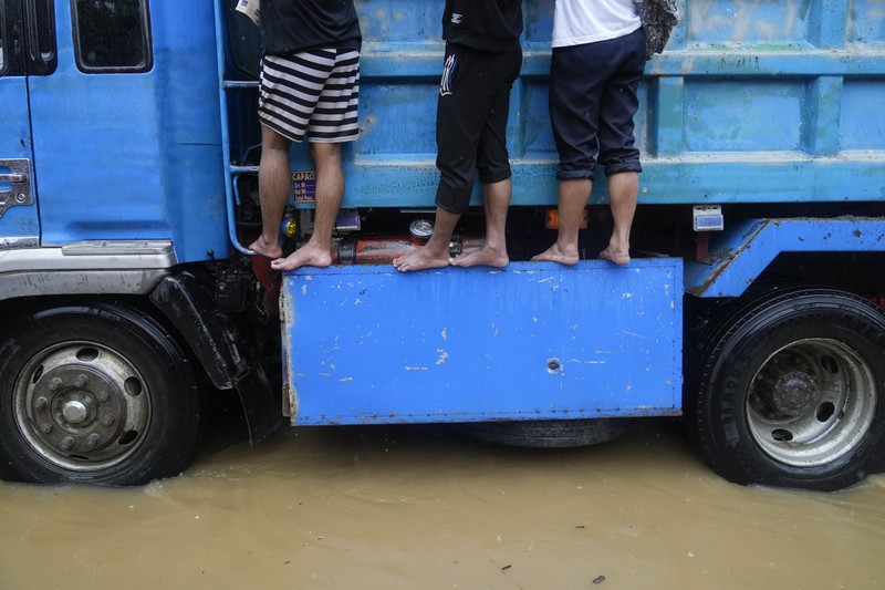 Seorang warga mengendarai kulkas tua melewati jalan yang banjir akibat hujan lebat akibat Badai Tropis Yagi, yang secara lokal disebut Enteng, pada hari Senin, 2 September 2024, di Cainta, provinsi Rizal, Filipina. Seorang warga mengendarai kulkas tua melewati jalan yang banjir akibat hujan lebat akibat Badai Tropis Yagi, yang secara lokal disebut Enteng, pada hari Senin, 2 September 2024, di Cainta, provinsi Rizal, Filipina. (AP Photo/Aaron Favila)