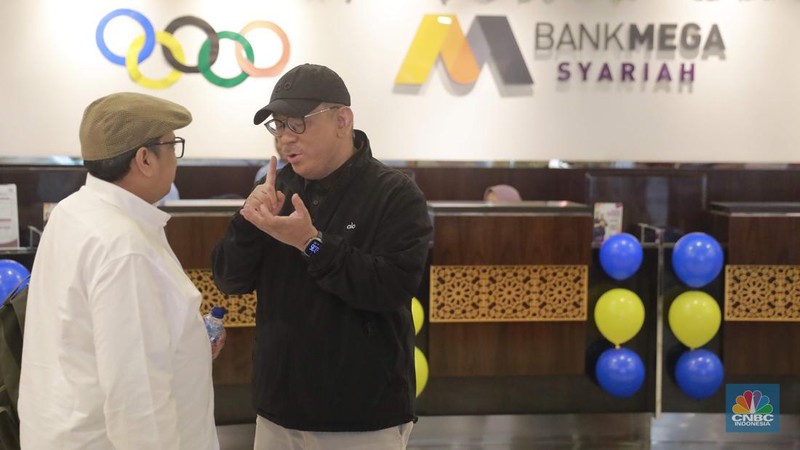 Direktur Utama Bank Mega Syariah, Yuwono Waluyo melayani nasabah saat Hari Pelanggan Nasional (Harpelnas) 2024 di Kantor Cabang Utama (KCU) Bank Mega Syariah, Jalan Rasuna Said Kav. 12, Jakarta Selatan, Rabu (4/9/2024). Kegiatan ini merupakan wujud komitmen Bank Mega Syariah dalam memberikan pelayanan terbaik dan mendekatkan diri dengan para nasabah. (CNBC Indonesia/Muhamad Sabki)