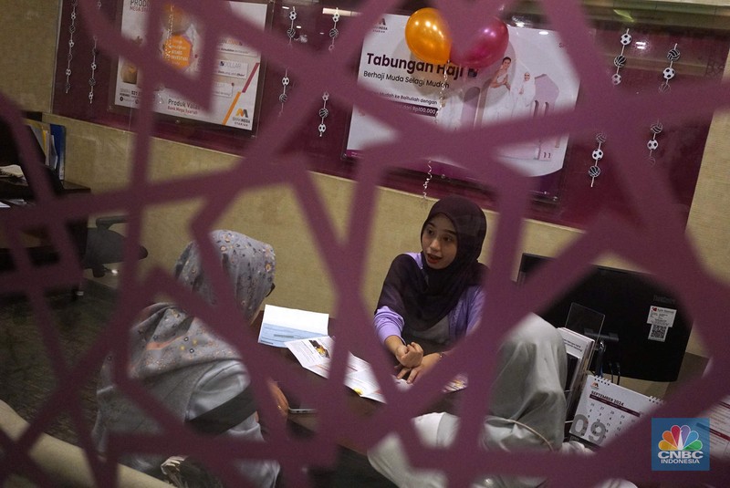 Direktur Utama Bank Mega Syariah, Yuwono Waluyo melayani nasabah saat Hari Pelanggan Nasional (Harpelnas) 2024 di Kantor Cabang Utama (KCU) Bank Mega Syariah, Jalan Rasuna Said Kav. 12, Jakarta Selatan, Rabu (4/9/2024). Kegiatan ini merupakan wujud komitmen Bank Mega Syariah dalam memberikan pelayanan terbaik dan mendekatkan diri dengan para nasabah. (CNBC Indonesia/Muhamad Sabki)