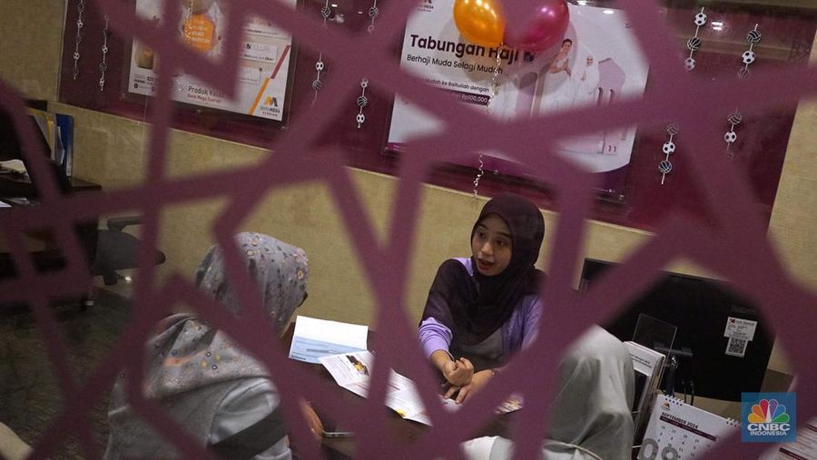 PT Bank Mega Syariah memberikan layanan istimewa kepada para nasabah setia dalam menyambut Hari Pelanggan Nasional (Harpelnas) 2024 di Kantor Cabang Utama (KCU) Bank Mega Syariah, Jalan Rasuna Said Kav. 12, Jakarta Selatan, Rabu (4/9/2024). Seluruh jajaran direksi turun langsung melayani nasabah dan mendengarkan masukan secara langsung, sebagai upaya untuk terus meningkatkan kualitas pelayanan serta mempererat hubungan antara bank dan nasabah. (վ/Muhamad Sabki)