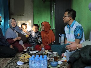 Senyum Engkus dan Keluarga Saat Rumahnya Diperbaiki Bupati Dadang