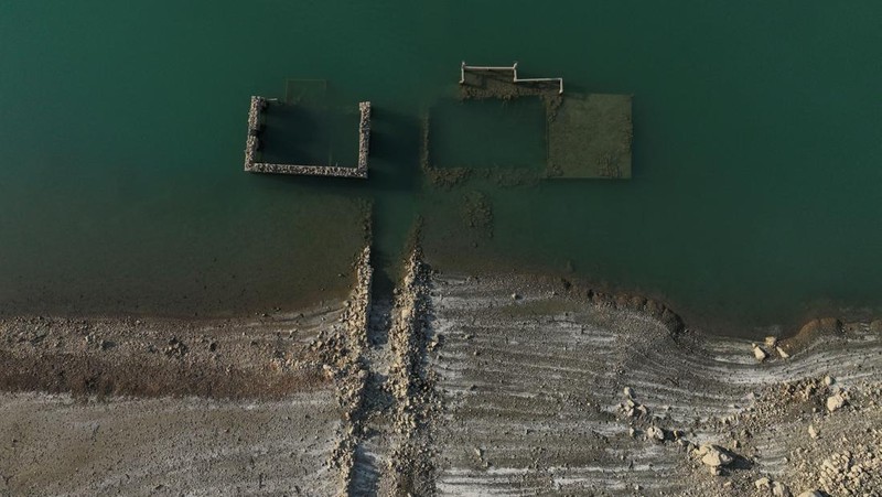 The reappearing remains of buildings of the village of Kallio, which was intentionally flooded in 1980 to create a reservoir that would help meet the water needs of Greek capital Athens, are seen following receding water levels caused by drought, in Lake Mornos, Greece, September 3, 2024. REUTERS/Stelios Misinas