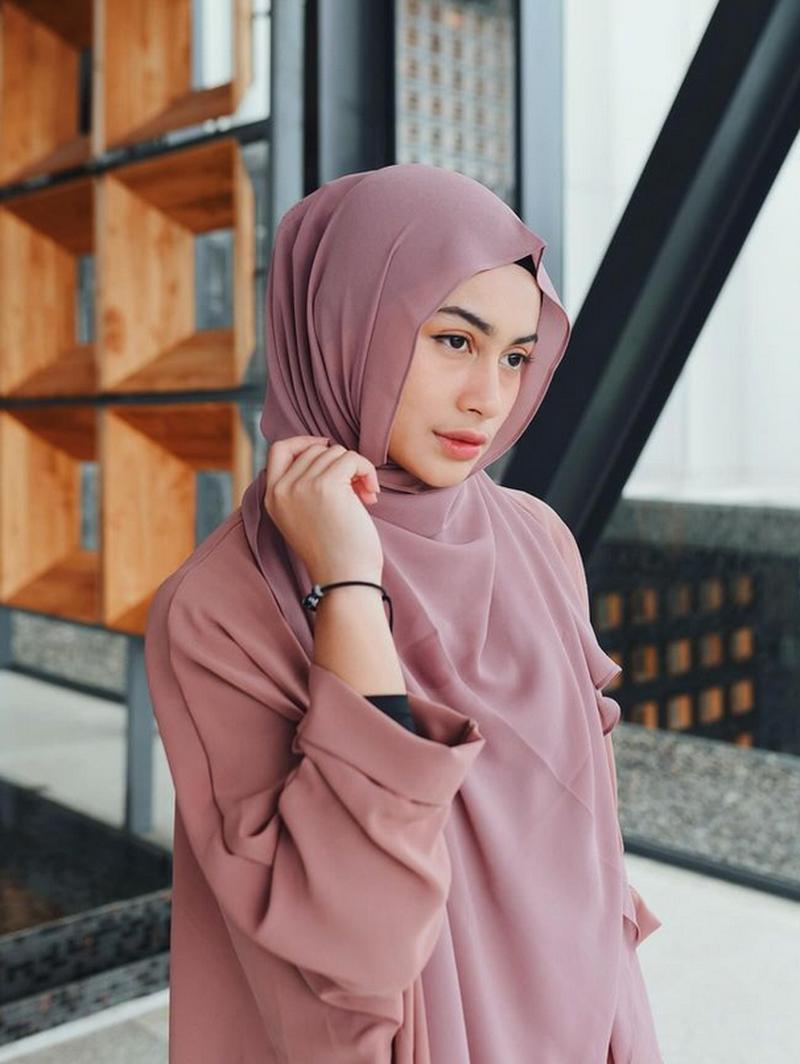 8 Warna Hijab yang Bikin Wajah Cerah, Semakin Glowing