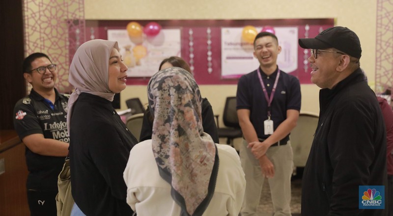 hari pelanggan nasional, bank mega syariah, bank mega, yuwono waluyo Direktur Utama Bank Mega Syariah, Yuwono Waluyo melayani nasabah saat Hari Pelanggan Nasional (Harpelnas) 2024 di Kantor Cabang Utama (KCU) Bank Mega Syariah, Jalan Rasuna Said Kav. 12, Jakarta Selatan, Rabu (4/9/2024). Kegiatan ini merupakan wujud komitmen Bank Mega Syariah dalam memberikan pelayanan terbaik dan mendekatkan diri dengan para nasabah. (CNBC Indonesia/Muhamad Sabki)
