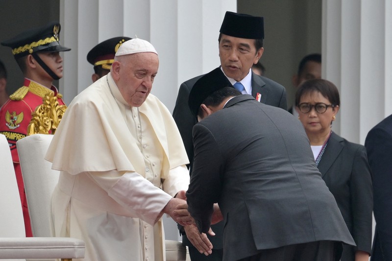 Presiden Indonesia Joko Widodo, kedua dari kiri, menerima Paus Fransiskus, kiri, dalam upacara penyambutan di Istana Kepresidenan di Jakarta, Rabu, 4 September 2024. Presiden Indonesia Joko Widodo, kedua dari kiri, menerima Paus Fransiskus, kiri, dalam upacara penyambutan di Istana Kepresidenan di Jakarta, Rabu, 4 September 2024. (Bay Ismoyo/Pool Photo via AP)