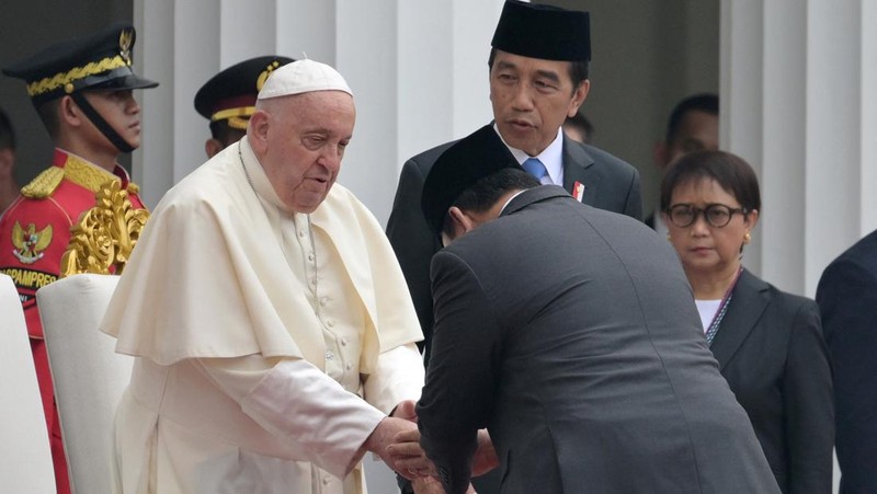 Presiden Indonesia Joko Widodo, kedua dari kiri, menerima Paus Fransiskus, kiri, dalam upacara penyambutan di Istana Kepresidenan di Jakarta, Rabu, 4 September 2024. (Bay Ismoyo/Pool Photo via AP)