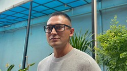 Indra Bruggman Kesulitan Salat Pascaoperasi Kantung Mata