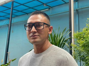 Indra Bruggman Kesulitan Salat Pascaoperasi Kantung Mata