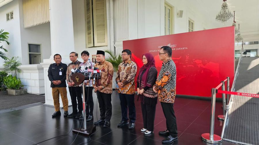 Jajaran komisioner Komisi Pemilihan Umum di Istana Kepresidenan, Jakarta, Rabu (4/9/2024). (CNBC Indonesia/Emir Yanwardhana)