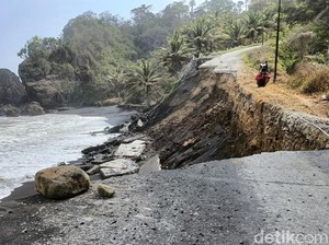 Jalan Penghubung 2 Kecamatan di Lumajang Ambles Kena Abrasi
