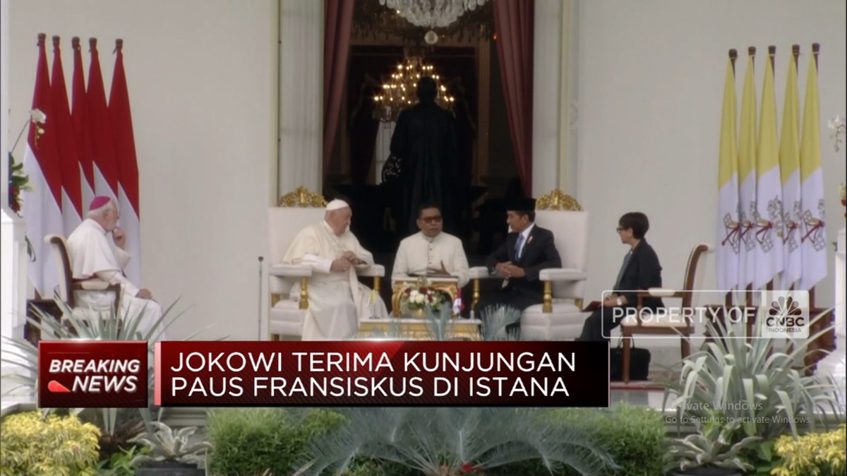 Video: Jokowi Sambut Kedatangan Paus Fransiskus di Istana Merdeka