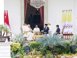 Menlu Ungkap Isi Obrolan Jokowi dengan Paus Fransiskus di Veranda Istana