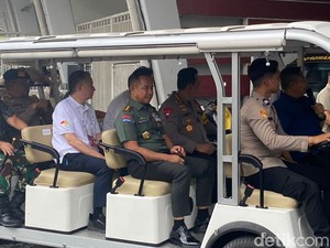 Kapolri-Panglima TNI Tinjau GBK Jelang Misa Akbar Paus Fransiskus Besok