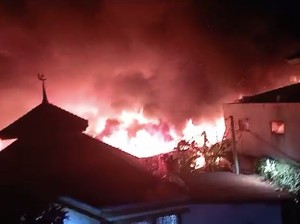 Gudang di Pondok Bambu Jaktim Kebakaran, Api Berkobar
