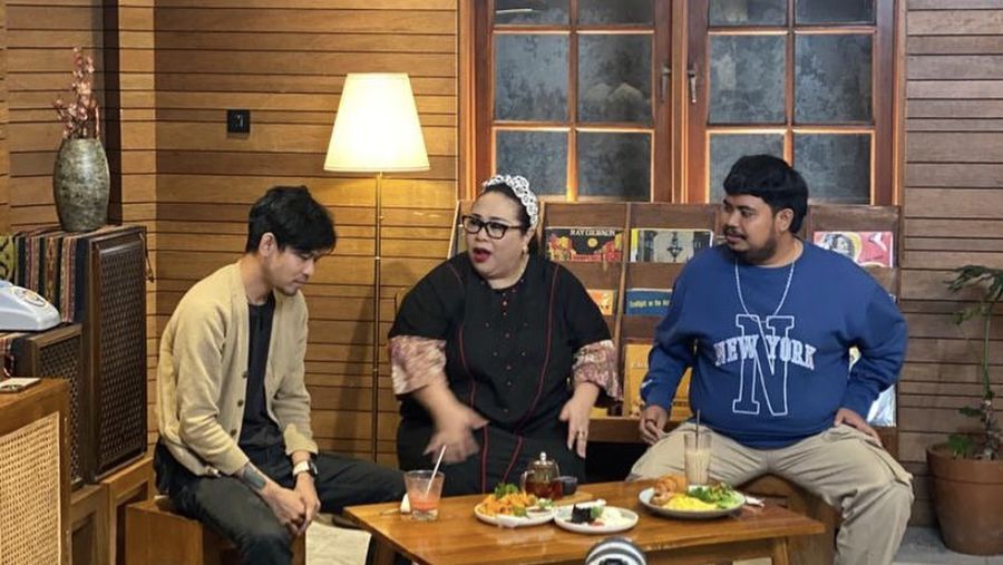 Keseruan Nunung Saat Masak Cumi hingga Jajan Es Kelapa Muda