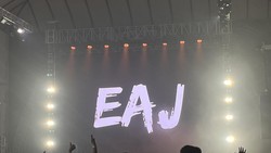 Eaj Setop Konser di Tengah Jalan, Bagikan Air ke Penonton Kepanasan