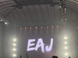 Eaj Setop Konser di Tengah Jalan, Bagikan Air ke Penonton Kepanasan