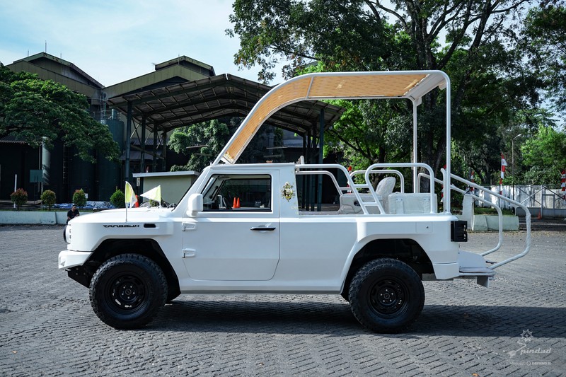 Mobil nasional kendaraan taktis (rantis) Maung akan digunakan oleh Paus Fransiskus saat melalukan inspeksi dan menyapa umat dalam acara Misa Suci yang rencananya bakal digelar si GBK, Senayan, Jakarta pada Kamis (5/9/2024) mendatang. (Dok. Pindad)