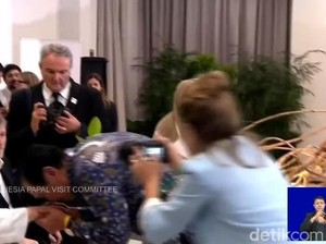 Luhut Sempat Cium Tangan Paus Fransiskus