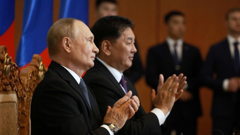 Russian President Vladimir Putin and Mongolian President Ukhnaagiin Khurelsukh attend an official welcoming ceremony in Ulaanbaatar, Mongolia September 3, 2024. Sputnik/Vyacheslav Prokofyev/Pool via REUTERS ATTENTION EDITORS - THIS IMAGE WAS PROVIDED BY A THIRD PARTY.