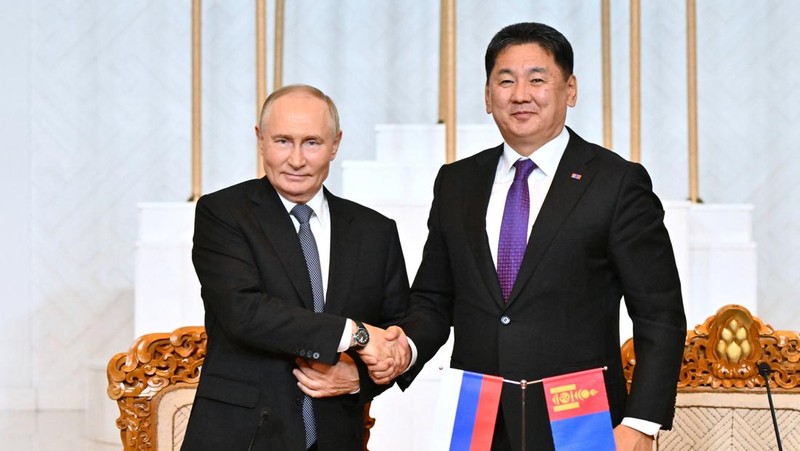 Russian President Vladimir Putin and Mongolian President Ukhnaagiin Khurelsukh attend an official welcoming ceremony in Ulaanbaatar, Mongolia September 3, 2024. Sputnik/Vyacheslav Prokofyev/Pool via REUTERS ATTENTION EDITORS - THIS IMAGE WAS PROVIDED BY A THIRD PARTY.