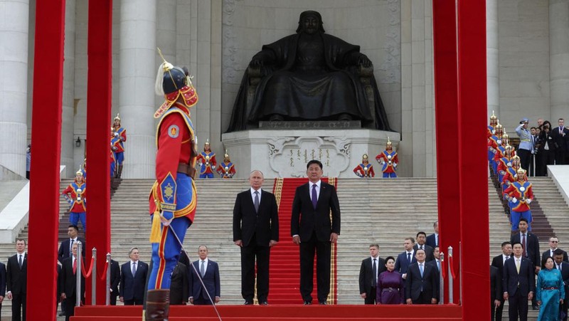 Russian President Vladimir Putin and Mongolian President Ukhnaagiin Khurelsukh attend an official welcoming ceremony in Ulaanbaatar, Mongolia September 3, 2024. Sputnik/Vyacheslav Prokofyev/Pool via REUTERS ATTENTION EDITORS - THIS IMAGE WAS PROVIDED BY A THIRD PARTY.