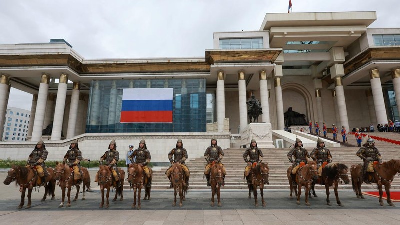 Russian President Vladimir Putin and Mongolian President Ukhnaagiin Khurelsukh attend an official welcoming ceremony in Ulaanbaatar, Mongolia September 3, 2024. Sputnik/Vyacheslav Prokofyev/Pool via REUTERS ATTENTION EDITORS - THIS IMAGE WAS PROVIDED BY A THIRD PARTY.