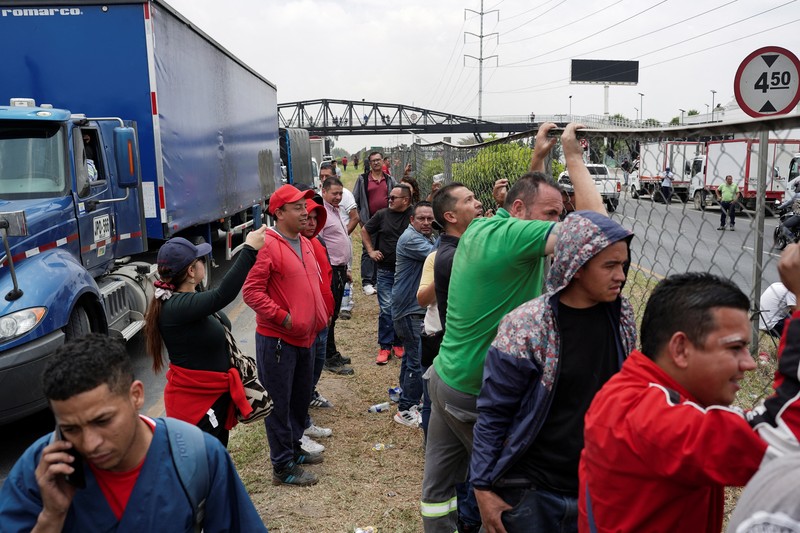 Truk memblokir jalan selama protes terhadap kenaikan harga solar, di Bogota, Kolombia, 3 September 2024. (REUTERS/Nathalia Angarita)