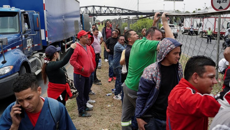 Truk memblokir jalan selama protes terhadap kenaikan harga solar, di Bogota, Kolombia, 3 September 2024. (REUTERS/Nathalia Angarita)