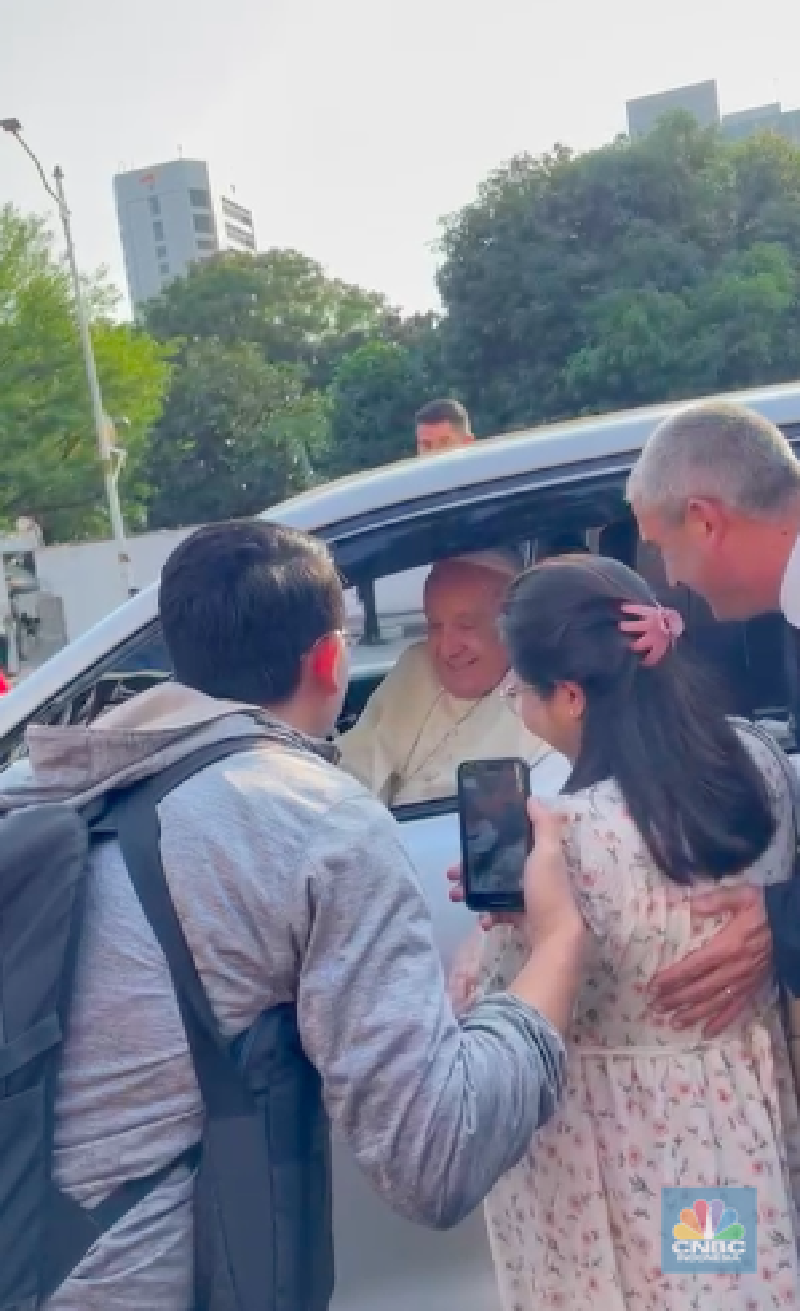 POPE-ASIA/INDONESIA Pope Francis greets from the car as he passes outside the Cathedral of Our Lady of the Assumption in Jakarta, Indonesia, September 4, 2024. REUTERS/Ajeng Dinar Ulfiana