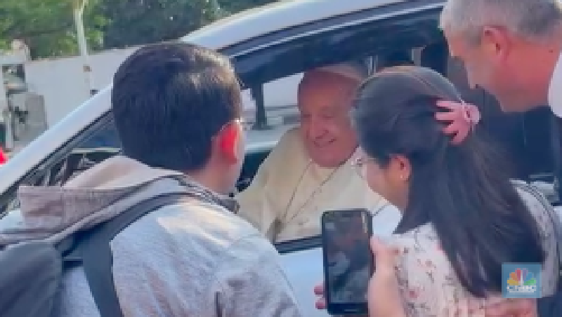 Pope Francis greets from the car as he passes outside the Cathedral of Our Lady of the Assumption in Jakarta, Indonesia, September 4, 2024. REUTERS/Ajeng Dinar Ulfiana