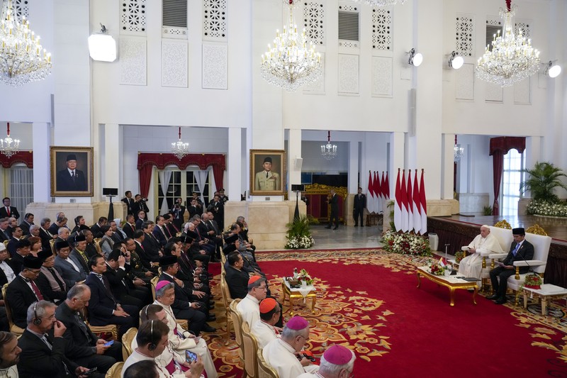 Pemimpin Tertinggi Gereja Katolik Sedunia, Paus Fransiskus, tiba di Istana Negara, Jakarta Pusat, Rabu (4/9/2024). Paus disambut langsung oleh Presiden Joko Widodo (Jokowi). Pemimpin Tertinggi Gereja Katolik Sedunia, Paus Fransiskus, tiba di Istana Negara, Jakarta Pusat, Rabu (4/9/2024). Paus disambut langsung oleh Presiden Joko Widodo (Jokowi). (CNBC Indonesia/Tri Susilo)