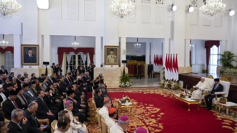 Pemimpin Tertinggi Gereja Katolik Sedunia, Paus Fransiskus, tiba di Istana Negara, Jakarta Pusat, Rabu (4/9/2024). Paus disambut langsung oleh Presiden Joko Widodo (Jokowi). (CNBC Indonesia/Tri Susilo)