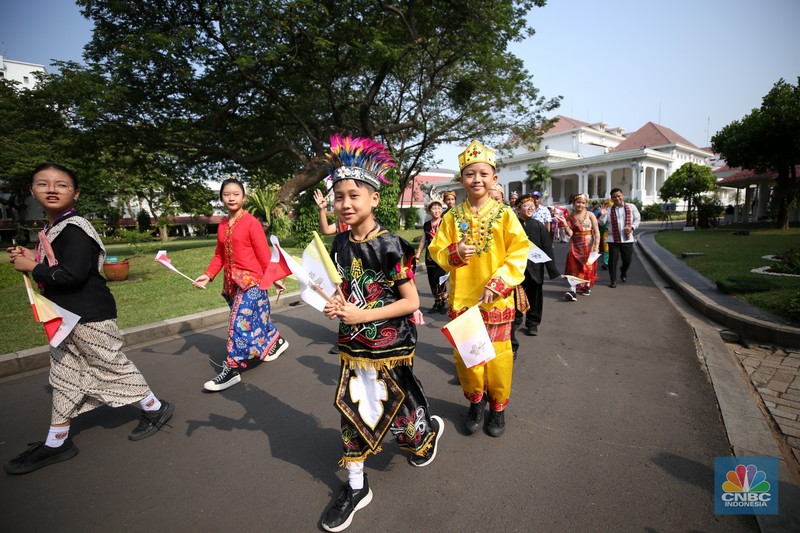 Pemimpin Tertinggi Gereja Katolik Sedunia, Paus Fransiskus, tiba di Istana Negara, Jakarta Pusat, Rabu (4/9/2024). Paus disambut langsung oleh Presiden Joko Widodo (Jokowi). Pemimpin Tertinggi Gereja Katolik Sedunia, Paus Fransiskus, tiba di Istana Negara, Jakarta Pusat, Rabu (4/9/2024). Paus disambut langsung oleh Presiden Joko Widodo (Jokowi). (CNBC Indonesia/Tri Susilo)