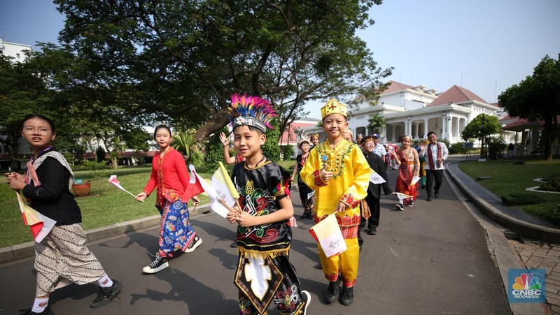 Pemimpin Tertinggi Gereja Katolik Sedunia, Paus Fransiskus, tiba di Istana Negara, Jakarta Pusat, Rabu (4/9/2024). Paus disambut langsung oleh Presiden Joko Widodo (Jokowi). (CNBC Indonesia/Tri Susilo)