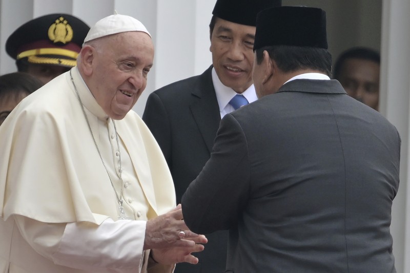 Presiden Indonesia Joko Widodo, kedua dari kiri, menerima Paus Fransiskus, kiri, dalam upacara penyambutan di Istana Kepresidenan di Jakarta, Rabu, 4 September 2024. Presiden Indonesia Joko Widodo, kedua dari kiri, menerima Paus Fransiskus, kiri, dalam upacara penyambutan di Istana Kepresidenan di Jakarta, Rabu, 4 September 2024. (Bay Ismoyo/Pool Photo via AP)