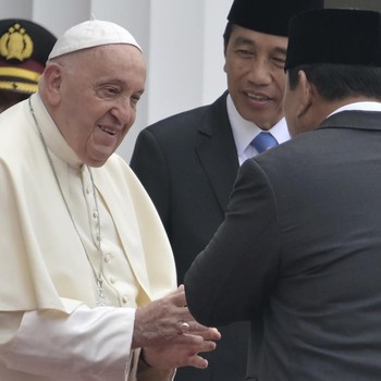 Potret Detik-Detik Paus Fransiskus Sapa Hangat Prabowo di Istana