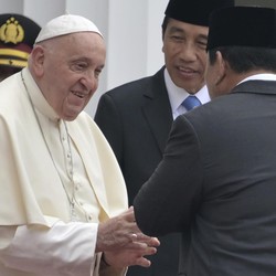 Surat Edaran Azan Magrib di TV Saat Misa Paus, Ini Kata Menkominfo