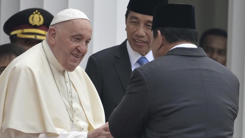 Presiden Indonesia Joko Widodo, kedua dari kiri, menerima Paus Fransiskus, kiri, dalam upacara penyambutan di Istana Kepresidenan di Jakarta, Rabu, 4 September 2024. (Bay Ismoyo/Pool Photo via AP)