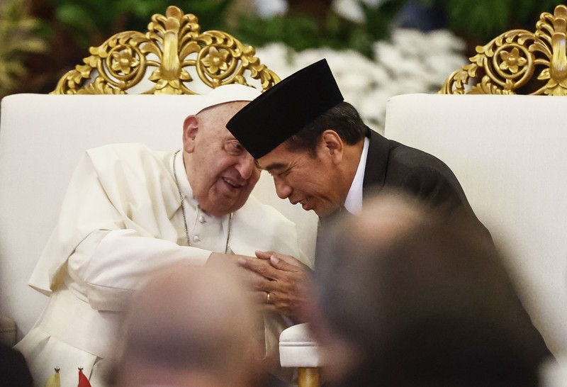 Pemimpin Tertinggi Gereja Katolik Sedunia, Paus Fransiskus, tiba di Istana Negara, Jakarta Pusat, Rabu (4/9/2024). Paus disambut langsung oleh Presiden Joko Widodo (Jokowi). Pemimpin Tertinggi Gereja Katolik Sedunia, Paus Fransiskus, tiba di Istana Negara, Jakarta Pusat, Rabu (4/9/2024). Paus disambut langsung oleh Presiden Joko Widodo (Jokowi). (CNBC Indonesia/Tri Susilo)