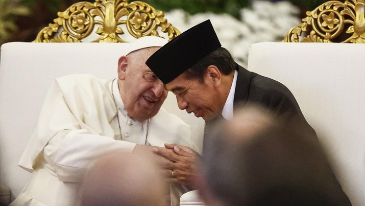 Paus Fransiskus, kiri, dan Presiden Indonesia Joko Widodo menghadiri pertemuan dengan otoritas Indonesia, masyarakat sipil, dan korps diplomatik, selama kunjungan apostoliknya ke Asia, di Istana Kepresidenan di Jakarta, Rabu, 4 September 2024. (Willy Kurniawan/Pool Photo via AP)