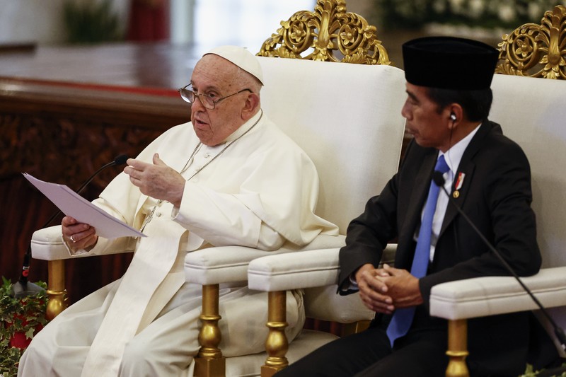 Pemimpin Tertinggi Gereja Katolik Sedunia, Paus Fransiskus, tiba di Istana Negara, Jakarta Pusat, Rabu (4/9/2024). Paus disambut langsung oleh Presiden Joko Widodo (Jokowi). (CNBC Indonesia/Tri Susilo)