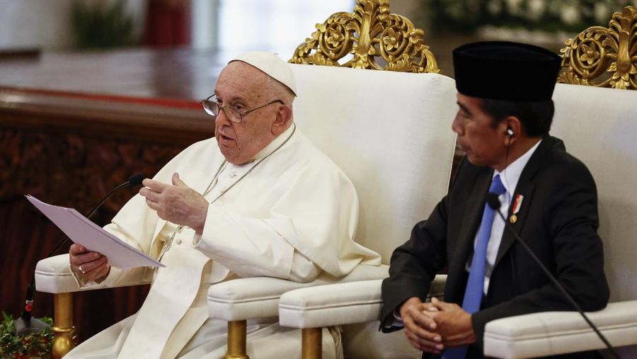 Paus Fransiskus, kiri, menyampaikan pidatonya di tengah pertemuan dengan Presiden Indonesia Joko Widodo, yang bertemu dengan otoritas Indonesia, masyarakat sipil, dan korps diplomatik, selama kunjungan apostoliknya ke Asia, di Istana Kepresidenan Jakarta, Rabu, 4 September 2024. (Willy Kurniawan/Pool Photo via AP)
